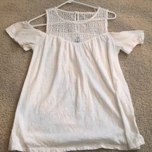 White tank top with off the shoulder arms